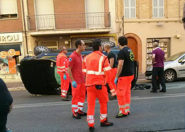 L'auto semiribaltata in corso Cairoli
