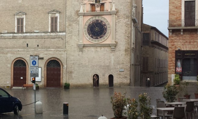 Il temporale a Macerata, piazza della Libertà sotto l'acqua oggi pomeriggio