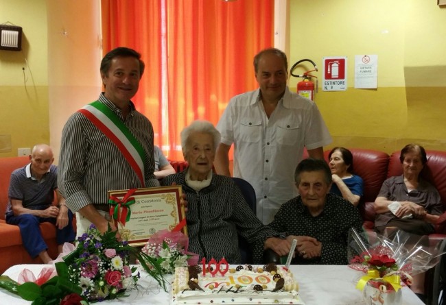 La centenaria Maria Pizzabiocca festeggiata da amici e parenti