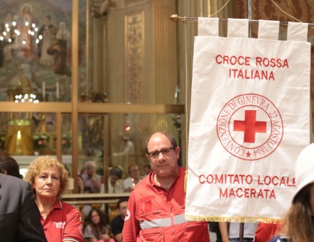 I volontari della Croce Rossa durante la messa