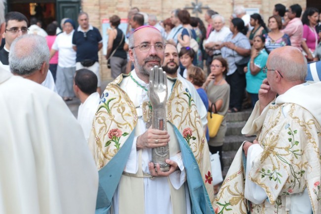 Il vescovo Nazzareno Marconi durante la processione
