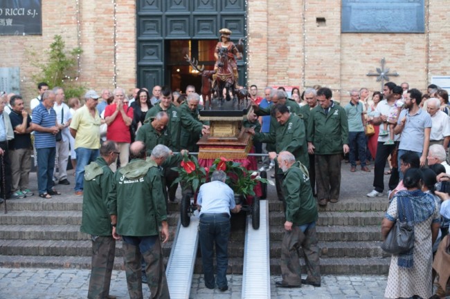 L'uscita della statua