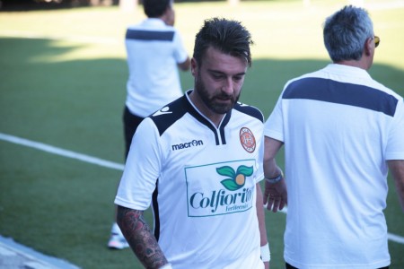 Riccardo Domizi lascia il campo dopo l'espulsione