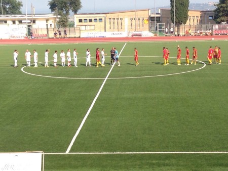 Le due squadre al centro del campo