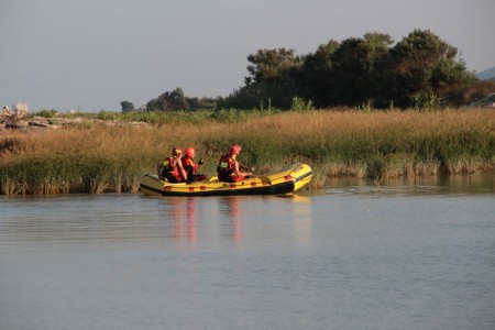 I vigili del fuoco battono il fiume per cercare il coccodrillo
