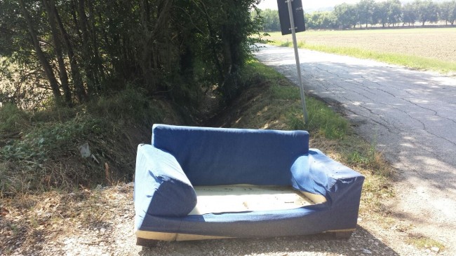 rifiuti divano (1)