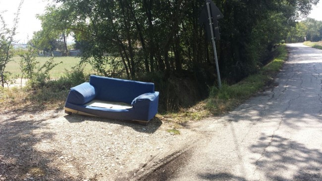 rifiuti divano (2)