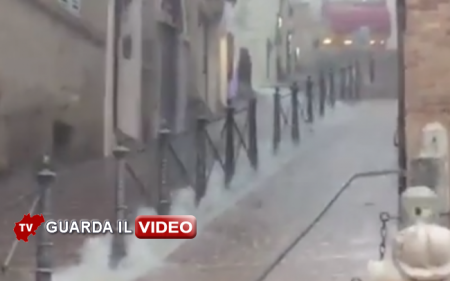 Acquazzone sulle scalette (clicca sull'immagine per guardare il video)