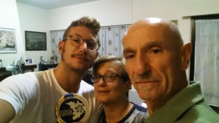selfie simone ruffini con la famiglia e medaglia nuoto campione del mondo