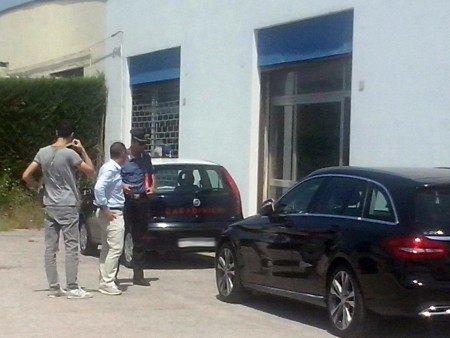 L'ingegnere e i carabinieri per la perizia sulla porta da calcetto