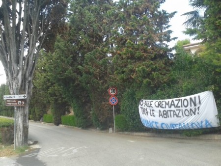 striscioni no crematorio