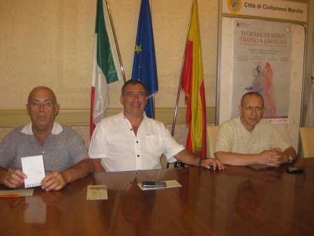 Da sinistra Domenico Bartolini e Francesco Sagripanti dell'associazione dantesca assieme al sindaco Tommaso Corvatta