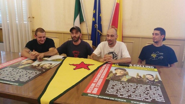 Al centro Andrea Rosati e David Bastioli assieme ai ragazzi del Jolly Rogers