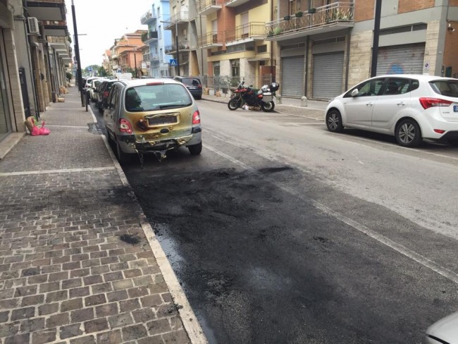 Il punto dove era parcheggiata l'auto andata a fuoco in corso Garibaldi (foto: Federico De Marco)