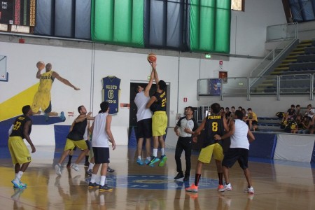 La palla a due di Basket Recanati - We're Ortona