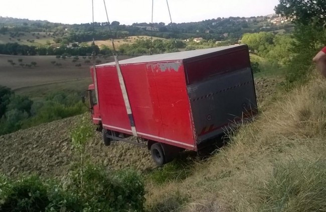 Il camion finito fuori strada