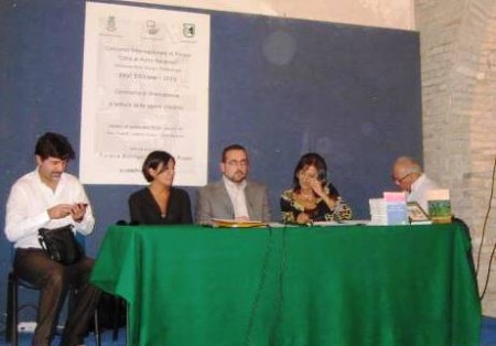La commissione di giuria, da sinistra: Marco Pigliacampo (segretario del premio), Lella De Marchi, Lorenzo Spurio (presidente), Susanna Polimanti ed Elvio Angeletti