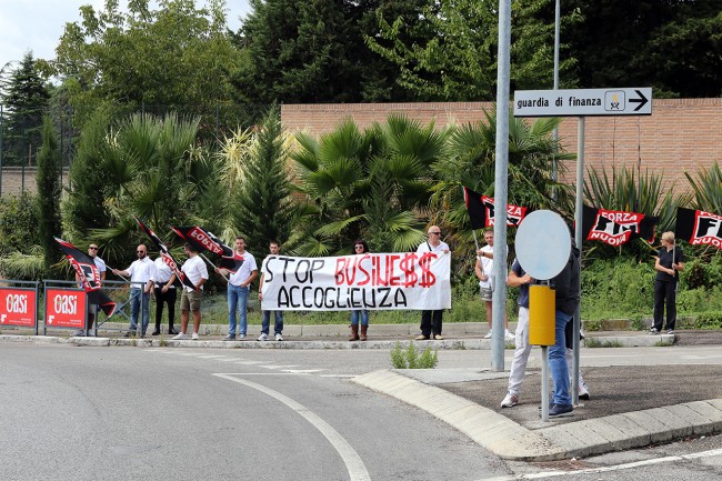 Forza Nuova protesta accoglienza immigrati_Foto LB (5)