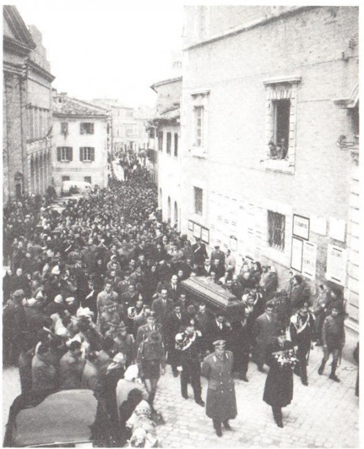 La folla che segue il feretro