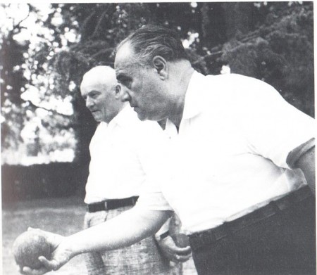Mentre gioca a bocce