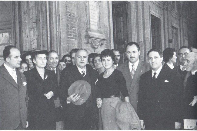 Gigli con artisti e autorità nazionali e locali in occasione dell'inaugurazione della "Casa della madre e del bambino"