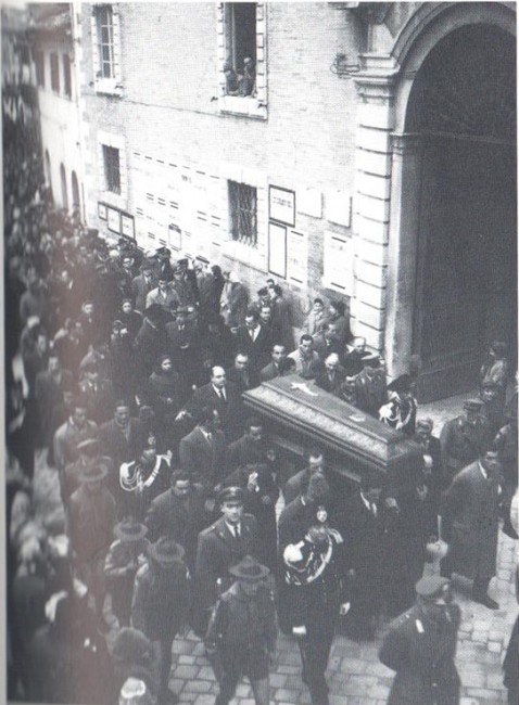 Corteo funebre che accompagna la salma al cimitero cittadino