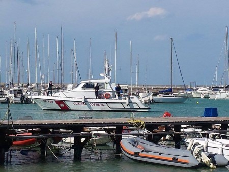 La guardia costiera a Civitanova durante le operazioni di salvataggio