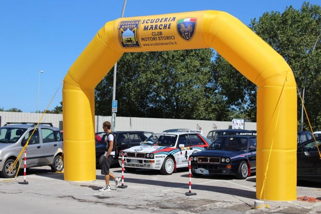 Le auto partecipanti parcheggiate a fine giornata. In primo piano le straordinarie Delta Integrali che hanno scritto le pagine più belle della storia del rallismo mondiale.