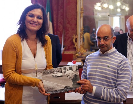 Stefania Monteverde premia Andrea Feliziani, 2° classificato