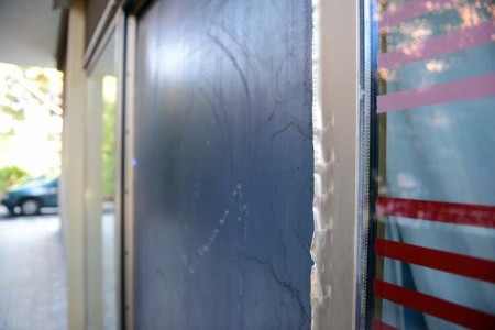 Il pannello messo al posto del vetro tagliato in attesa che venga ripristinata la vetrata antisfondamento