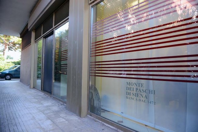La vetrata della banca Monte dei Paschi di Siena tagliata dai rapinatori