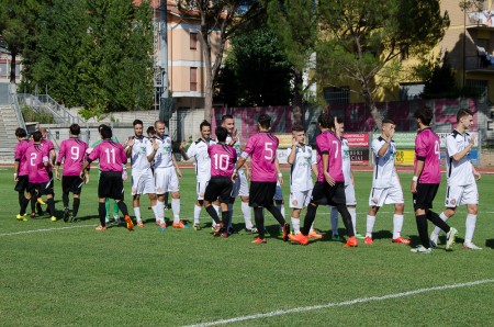 Le due squadre al centro del campo