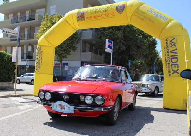 Una Fulvia coupè (al volante l’ex prefetto Paolo Orrei) varca “l’arco” che delimita la conclusione del raduno