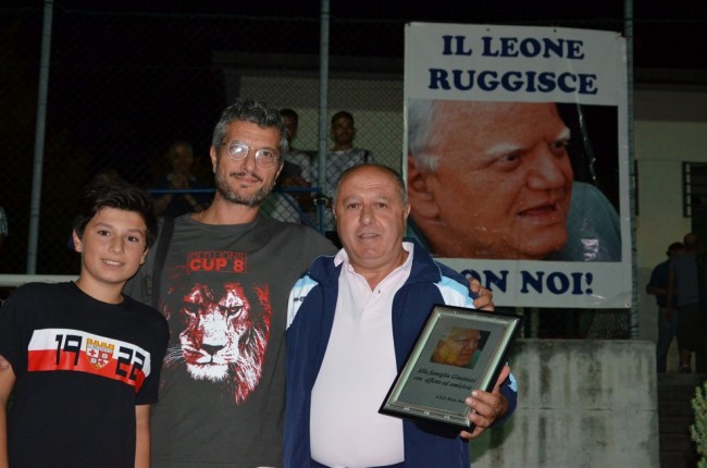 Andrea Giustozzi e il figlio con mister Sandro Montenovo