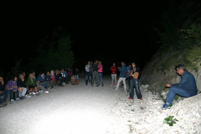 La passeggiata filosofica in notturna alla Gola dell'Infernaccio guidata da Andrea Ferroni durante il Filofest