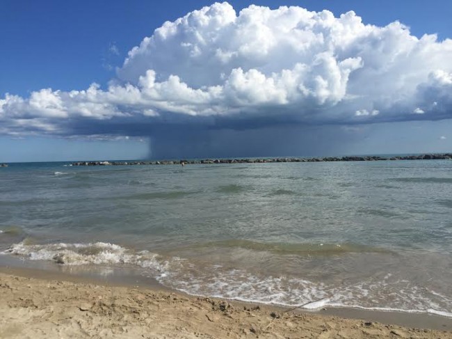 La nuvola a forma di fungo al largo di Civitanova