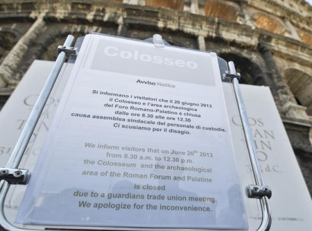 Il cartello al Colosseo