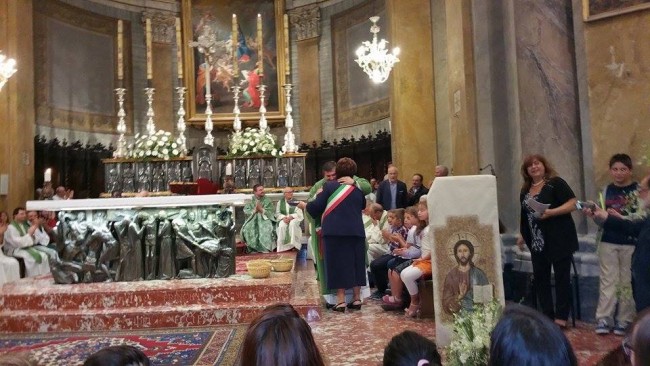 L'abbraccio con il sindaco Nelia Calvigioni