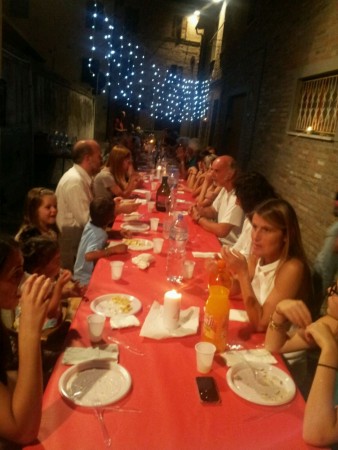 Un momento della festa in via Saraceni