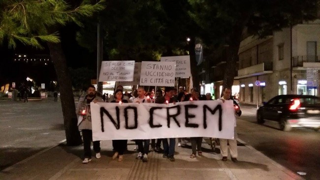 La fiaccolata del Comitato "No crem"
