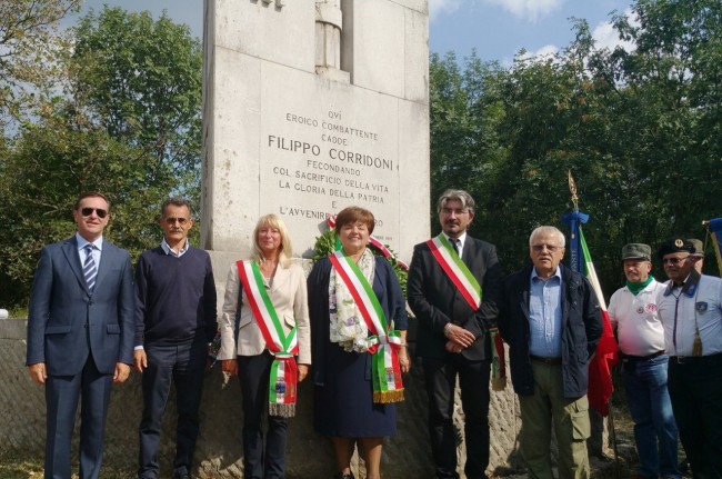 foto autorità al cippo corridoni