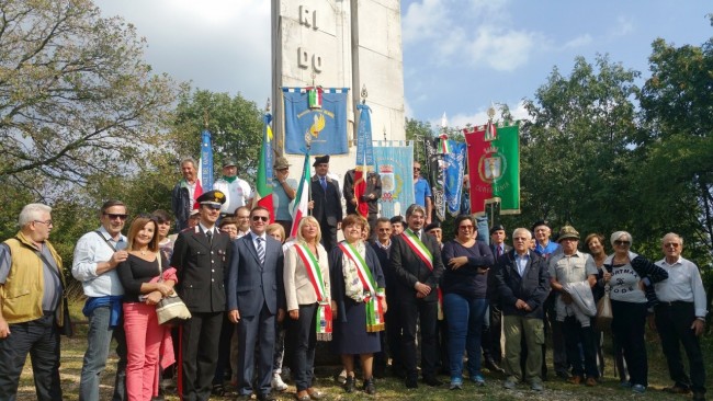 foto di gruppo al cippo Corridoni