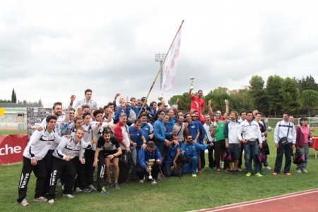 Foto di gruppo per le 12 squadre maschili classificate