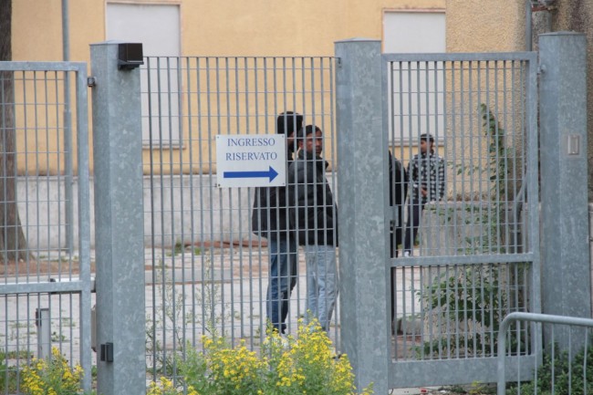 immigrati ufficio immigrazione foto ap 1
