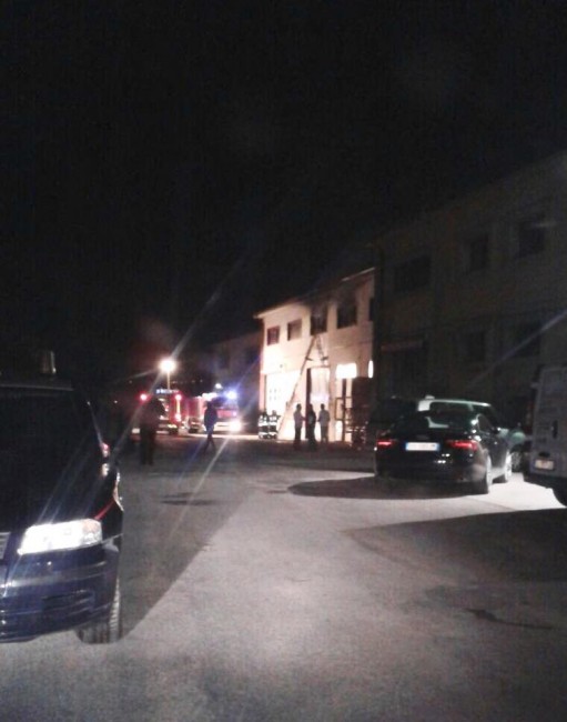 L'incendio del capannone, sul posto carabinieri e vigili del fuoco