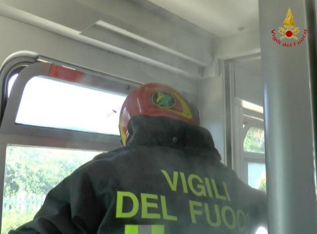 I vigili del fuoco a bordo del treno