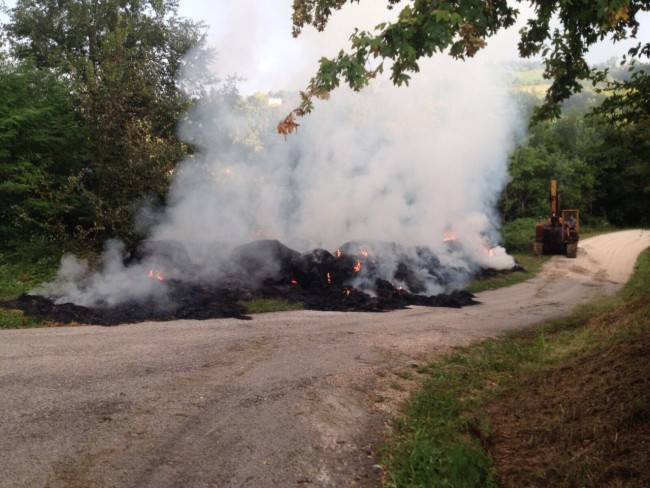 Le rotoballe a fuoco nel campo