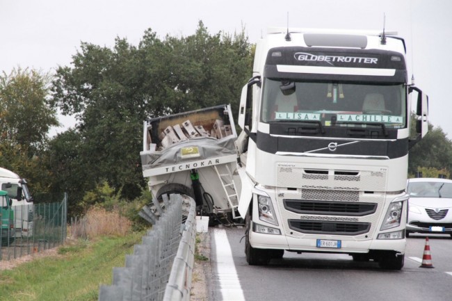 incidente camion ribaltato superstrada pollenza foto ap 1