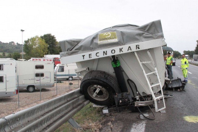 incidente camion ribaltato superstrada pollenza foto ap 2