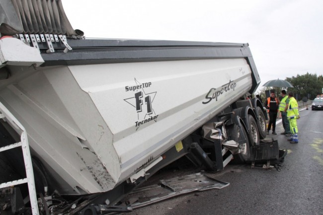 incidente camion ribaltato superstrada pollenza foto ap 3